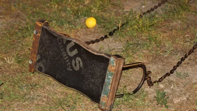 Devrilen salıncaktan düşen 4 yaşındaki çocuk hayatını kaybetti