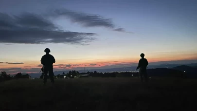 Türk askeri sahada! Kosova’da gerilim yükselirken KFOR devriyeleri artırıldı