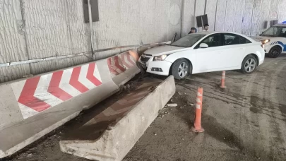 Atakum’da araç beton bariyere çarptı!
