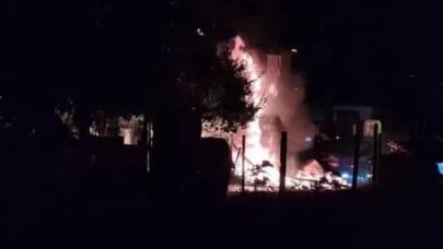 2 katlı ev alevlere teslim oldu, küle döndü!