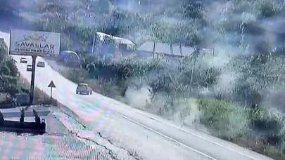 Düzce'de otomobilin ağaçlık alana devrildiği kaza anı güvenlik kamerasında