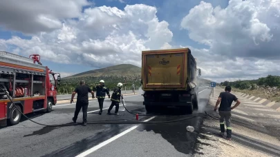 Elazığ'da seyir halindeki kamyonda çıkan yangın söndürüldü