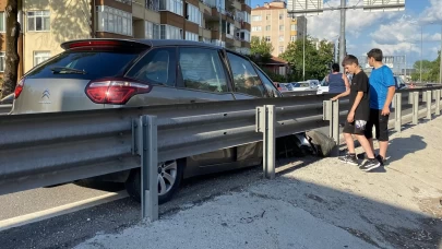 D-100'de otomobil bariyerlere çarptı