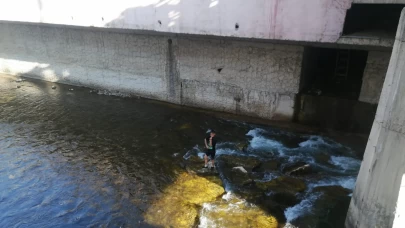 Gümüşhane'de çaya düşen çocuk itfaiye tarafından kurtarıldı!