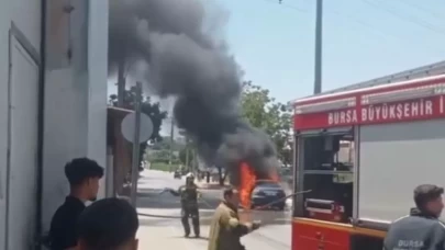 Aşırı sıcak seyir halindeki otomobili yaktı