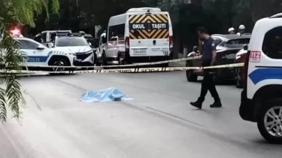 Akan trafikte yolun ortasına yattı: İki araç üzerinden geçti