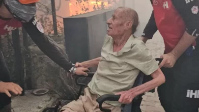 İHH Arama Kurtarma İzmir ekibi, Seferihisar'daki yangında evi yanan engelli kişiyi kurtardı