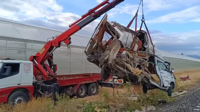 Afyonkarahisar'da trenin çarptığı minibüs sürücüsü yaralandı