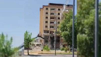 Gaziantep'te ağır hasarlı bina kontrollü şekilde yıkıldı