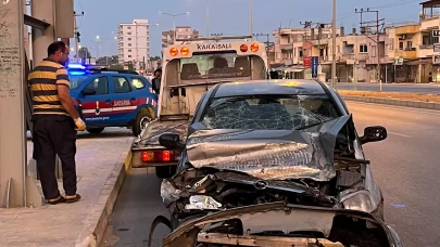 Üst geçide çarpan otomobilde 6 yaralı!