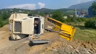 Toprak boşaltan kamyon devrildi: 1 yaralı