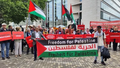 Tepkiler büyüyor: İsrail Dışişleri Bakanı Saar’a Almanya’da Gazze protestosu