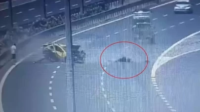 Kaza yapan taksiye çarpıldı, yolcu yola savrulup öldü