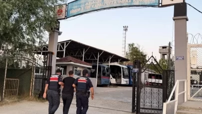 Motosiklet sürücüsü polis memuruna çarpıp kaçtı!