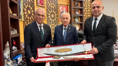 MHP Lideri Devlet Bahçeli'ye Adana'dan anlamlı hediye