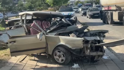 Otomobil iki işçi servisine çarptı, araç perte çıktı