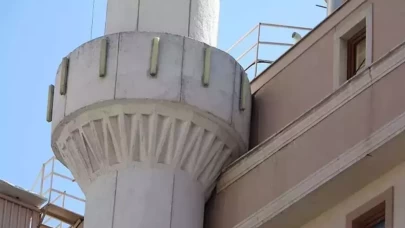 Cami minaresi ile bina iç içe