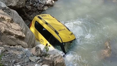 Ticari taksi dere yatağına uçtu: 1 yaralı