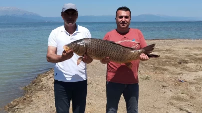 Beyşehir Gölünde ağlara vuran 17 kiloluk sazan balığı şaşırttı