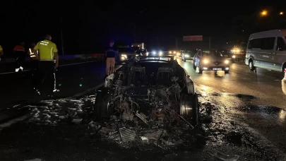 Bahçelievler’de alev alev yanan lüks otomobil hurda yığınına döndü