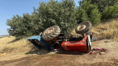Halfeti'de traktör devrildi