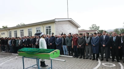 Mersin'de denizde boğulan lise öğrencisi memleketi Çorum'da son yolculuğuna uğurlandı