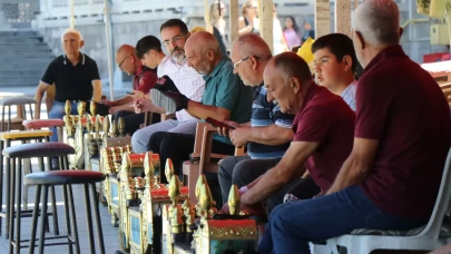 Tarihi surların gölgesinde ayakkabı parlatan 3 kardeş