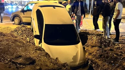 Ankara'da otomobil altyapı çalışmaları için açılan çukura düştü
