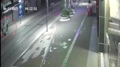 Bankta oturan genci önce darp sonra gasp ettiler