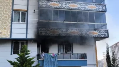 Telefon bataryası şarjda patladı, apartman dairesi alev aldı