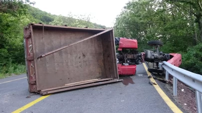 Yan yatan traktörün altında kalan sürücü ağır yaralandı