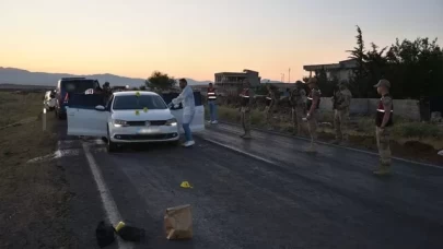 Seyir halindeki otomobile pusu kuruldu!