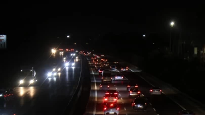 Bayramın bitmesini beklemeyenler otoyolda akıcı yoğunluk oluşturdu