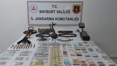 Bayburt'taki kaçakçılık operasyonunda tarihi eserler ve sahte paralar ele geçirildi