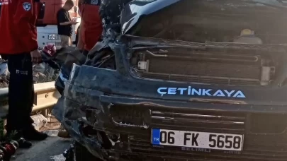 Tomruk yüklü kamyonla minibüs çarpıştı!