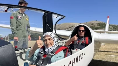 83 yaşındaki teyze planörle uçtu