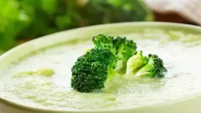 Vitamin deposu brokoli ve patatesle bebekler için güçlü tarif