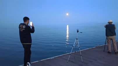 Van Gölü üzerinde dolunay güzelliği