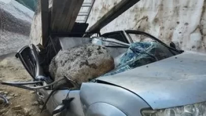 Yayla yolunda korkunç anlar... Araç kayaların altında kaldı!