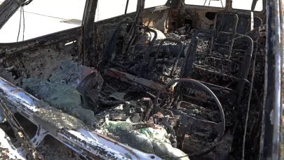 İsrail’in saldırısında hedef alınan ambulans Tahran’da sergileniyor