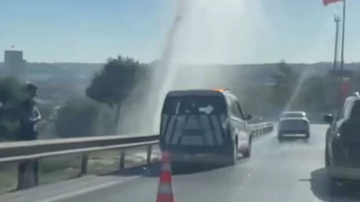 E-5 karayolunda su borusu patladı: Trafikte aksamalar yaşandı