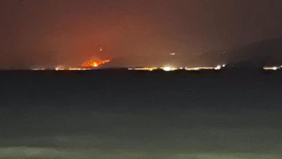 Seferihisar’daki alevler Kuşadası sahilinden görülüyor