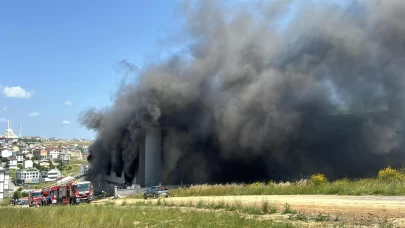 Arnavutköy'de fabrikada çıkan yangına müdahale ediliyor