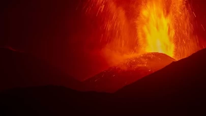 Endonezya'da yanardağ patlaması!