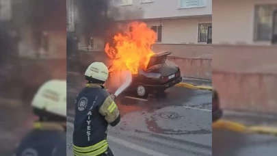 Seyir halindeki otomobil alev aldı