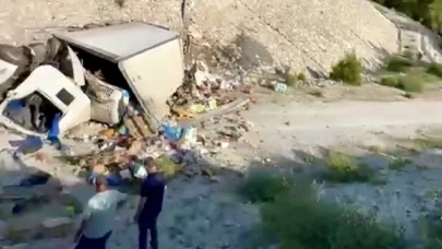 Antalya'da yoldan çıkan kamyon boş alana yuvarlandı: Sürücüsü ağır yaralandı