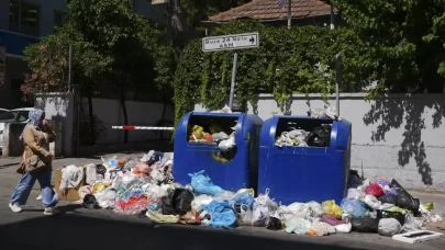 İzmir'de sokaklar yine çöp yığınlarıyla doldu