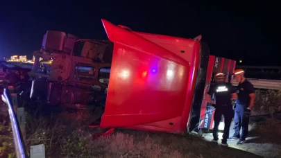 TEM Otoyolu'nda cip ile çarpışan tır orta refüje devrildi