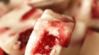 Hem çocuklara hem yetişkinlere! Dondurulmuş yoğurt tatlısı tarifi