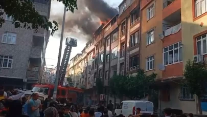 Sultangazi’de çatı yangını! Alevler yan binalara sıçradı